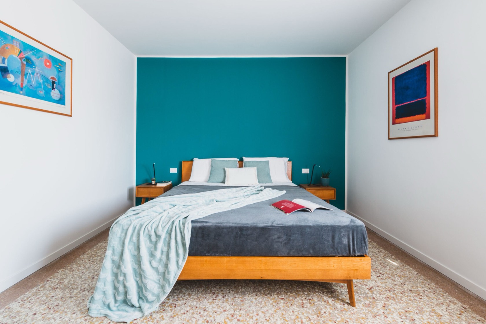 Camera da letto con parete color laguna in un immobile seguito da LaPlanning