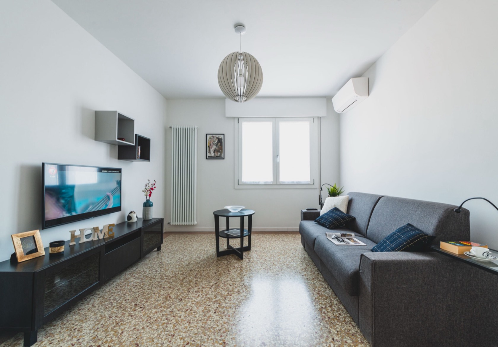 Soggiorno arredato di un immobile in gestione locativa LaPlanning